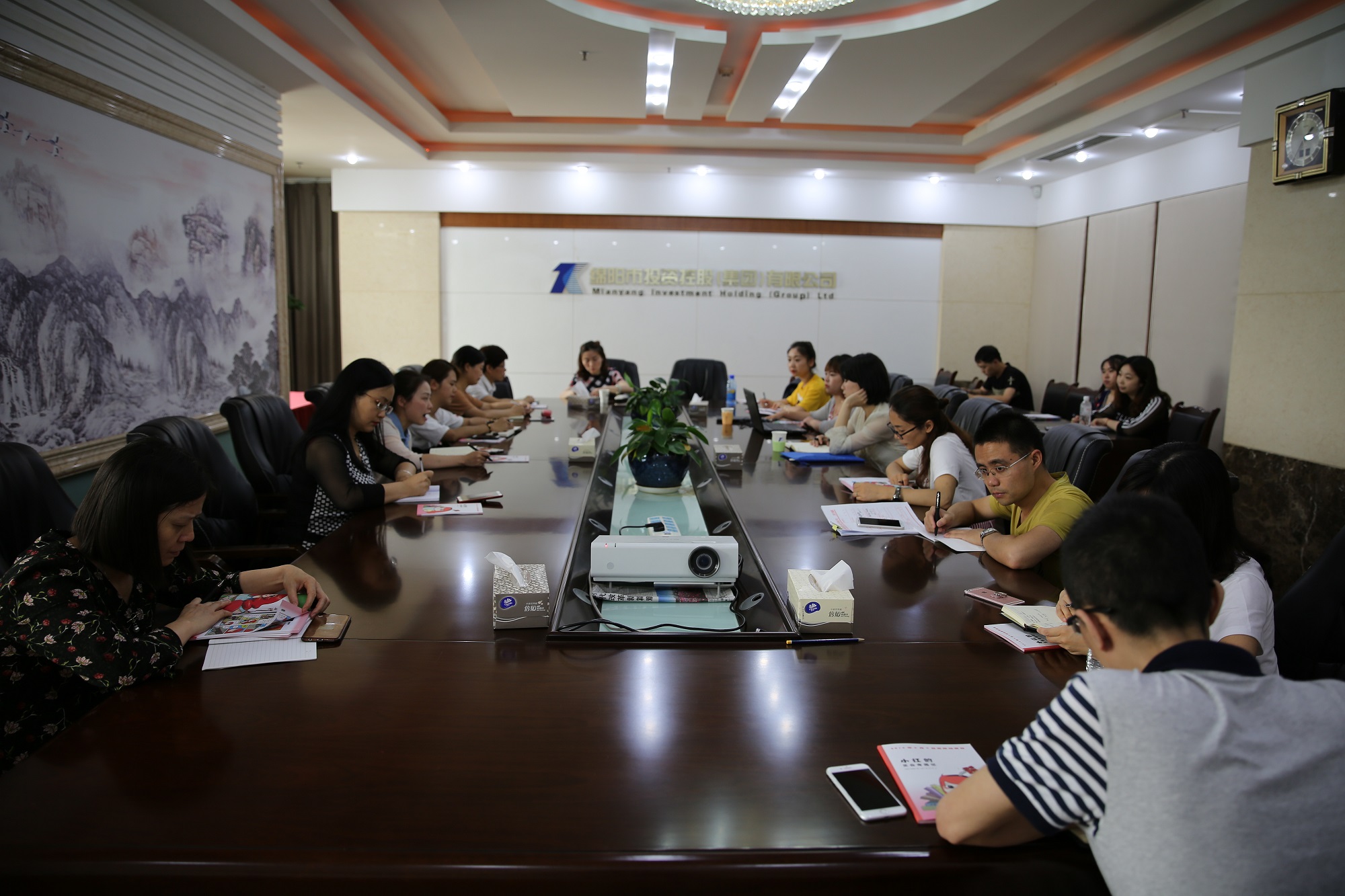 走进档案 强化培训 提升治理——豪门国际官网集团组织召开“国际档案日”宣贯及营业培训会