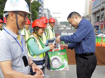 肖林董事长探望慰问剑南路刷新项目建设者