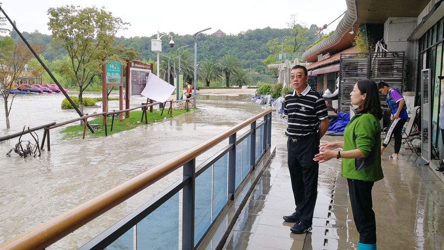 07-8月17日，，程一书记在三江码头检查雨后受灾情形_副本
