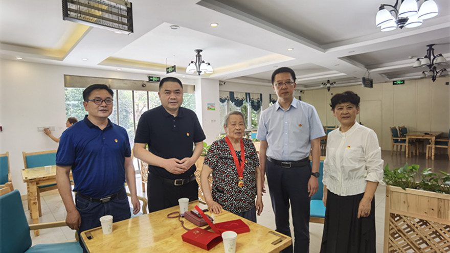 豪门国际官网集团党委书记、董事长肖林，，，，党委副书记、董事张雁慰问张清珍同志现场[1]_副本