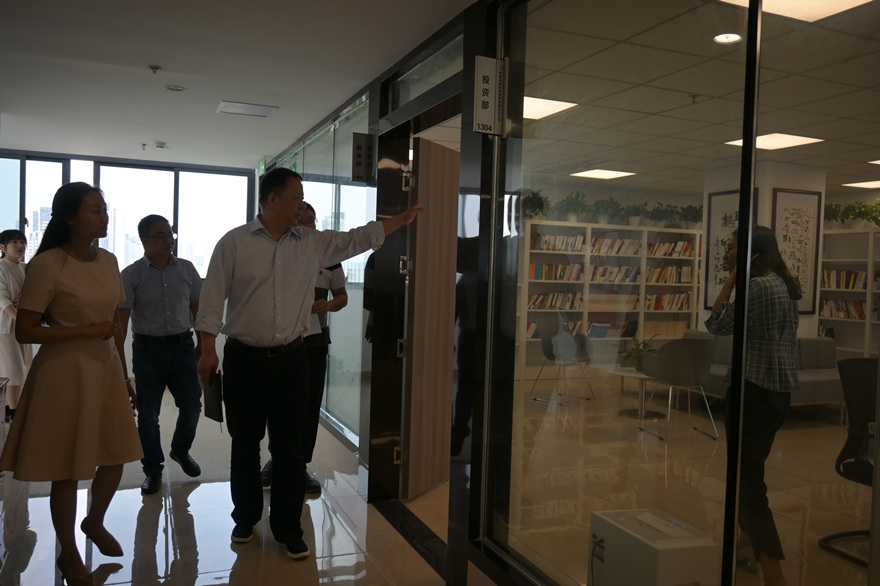 集团党委委员、副总司理王涛带队检查金控公司_副本