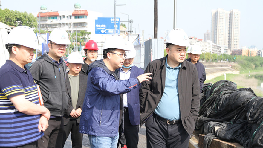 集团公司党委书记、董事长肖林在滨河南路蹊径综合刷新工程督导项目建设_副本