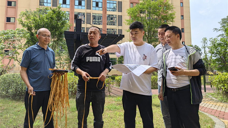 5.工程治理部员工李佳南对刷新闲置资产绿化情形举行丈量_副本