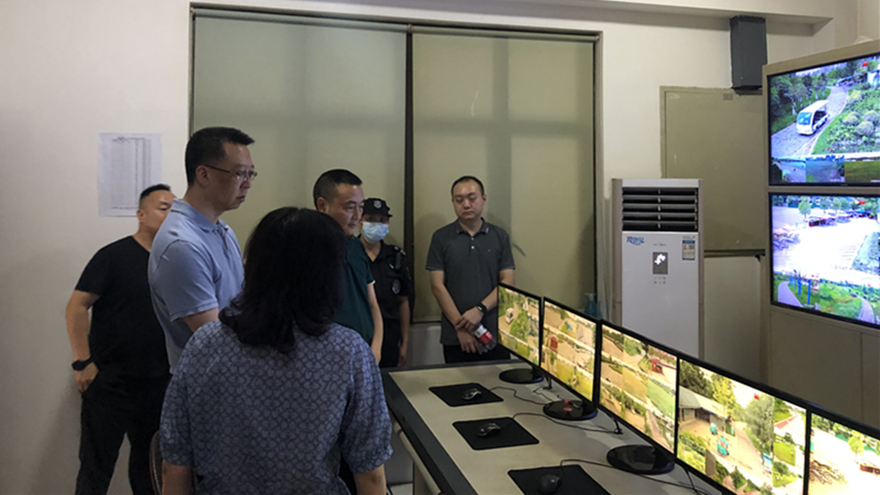 3.集团党委副书记、董事张雁和集团党委委员、纪委书记赵成云审查小枧生态公园监控室运行情形_副本
