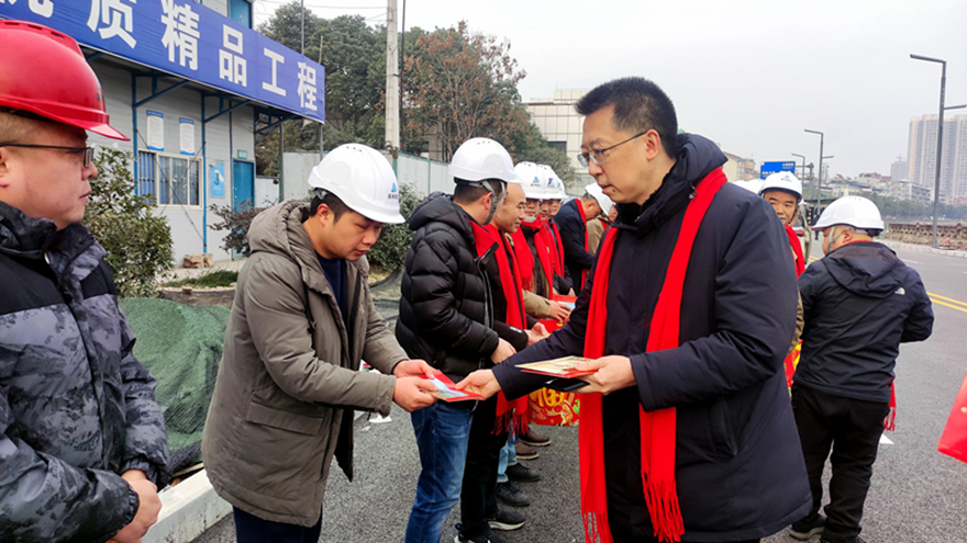 03集团党委副书记、董事、工会主席张雁探望慰问项目建设一线班组