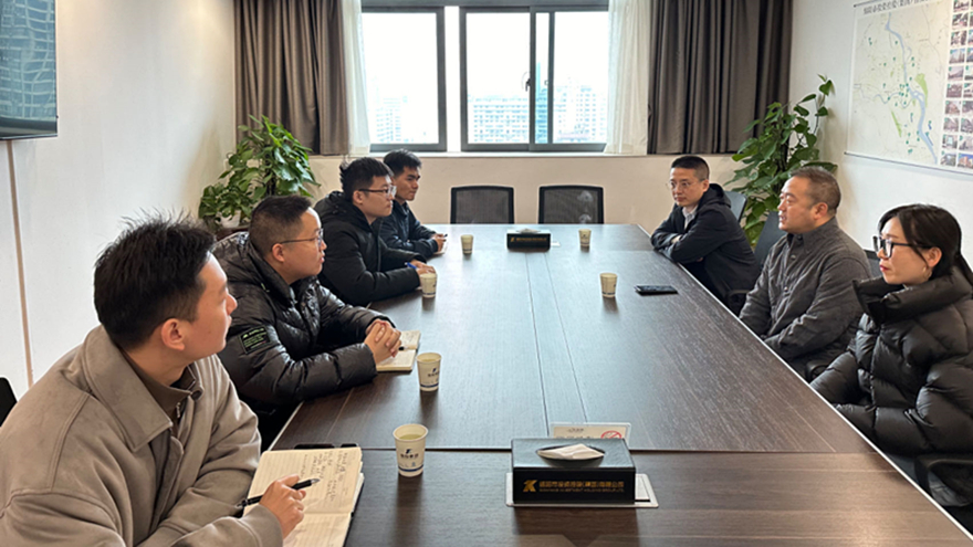 豪门国际官网集团党委副书记王玉梁与中建三局交流作育的人才举行交流座谈