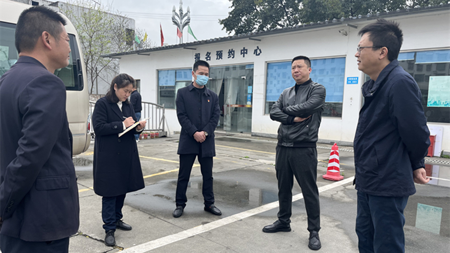 检查组与报名职员、教练员交流