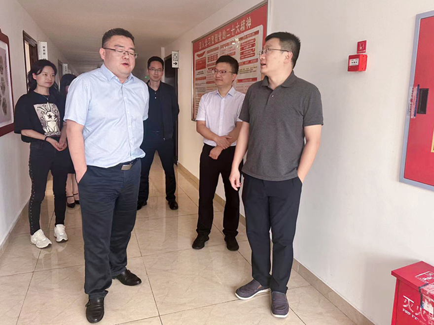 图5：集团总会计师齐飞、副总司理马江水督导办公区域消防清静