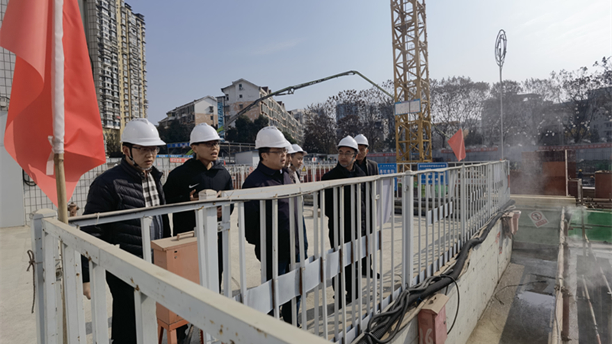 图二：集团党委委员、副总司理倪丹督导嘉来建工清静事情
